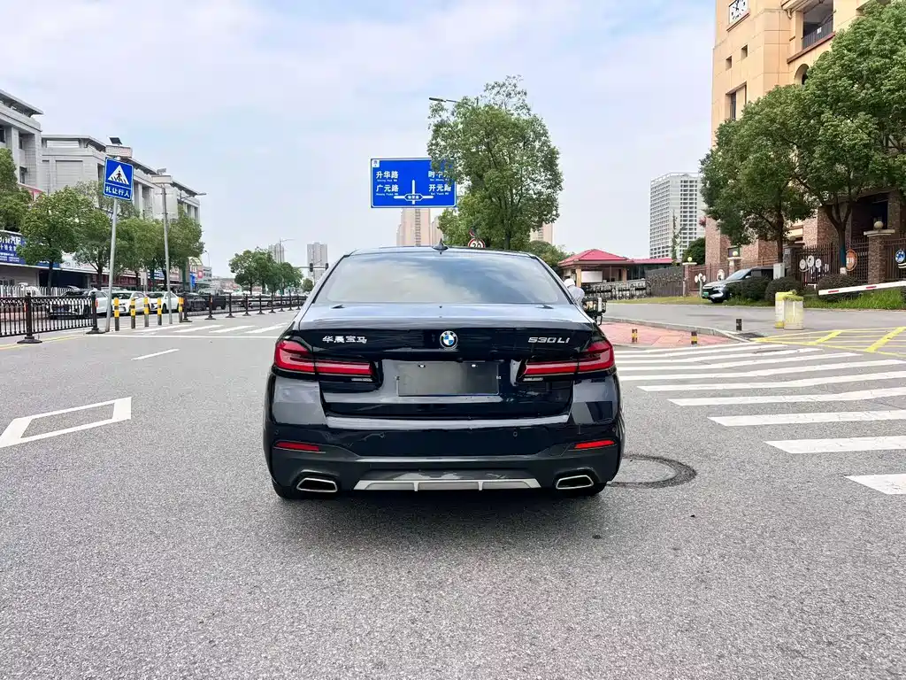 BMW 5 Series — миниатюра 8