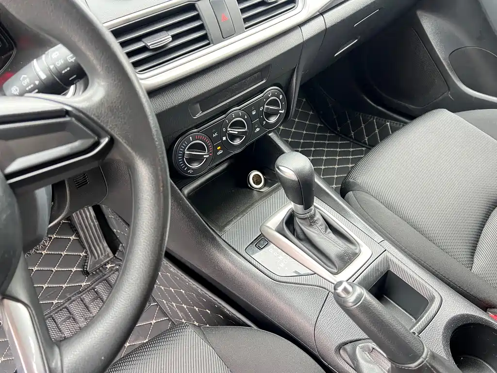 Mazda Mazda3 3 2017 1.5L AT Luxury V