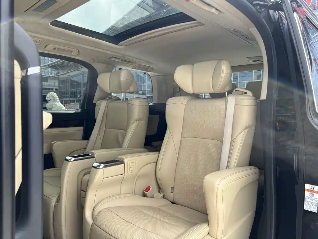 Toyota Alphard — миниатюра 13