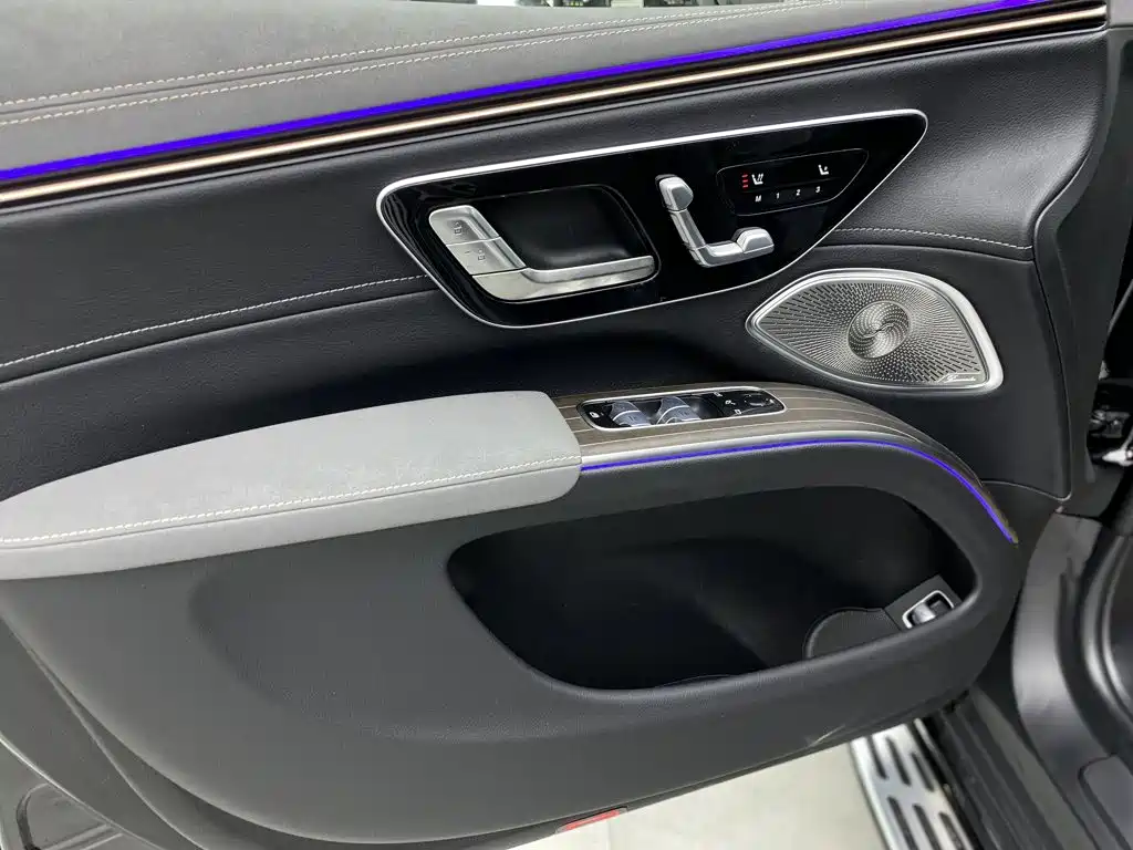 Mercedes-Benz EQS SUV — миниатюра 16