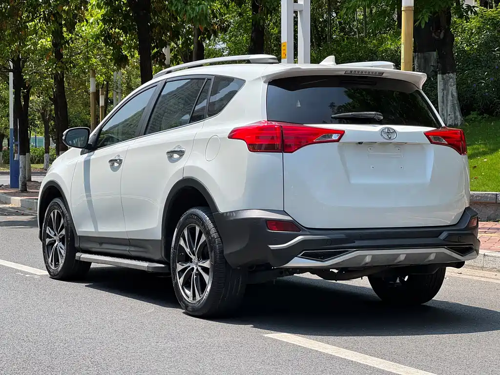 Toyota RAV4 — миниатюра 5