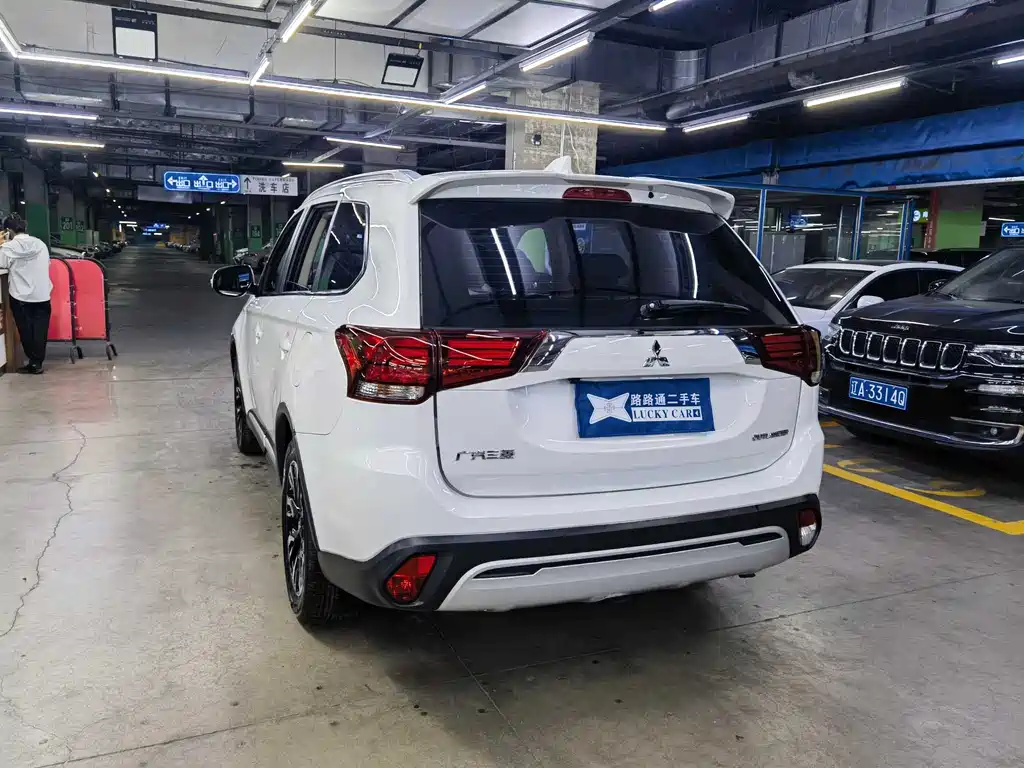 MITSUBISHI OUTLANDER