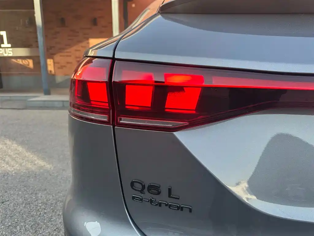 AUDI Q6L SPORTBACK E TRON