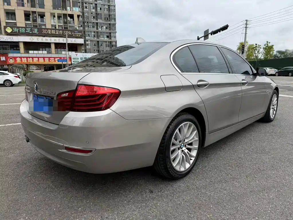 BMW 5 Series — миниатюра 7