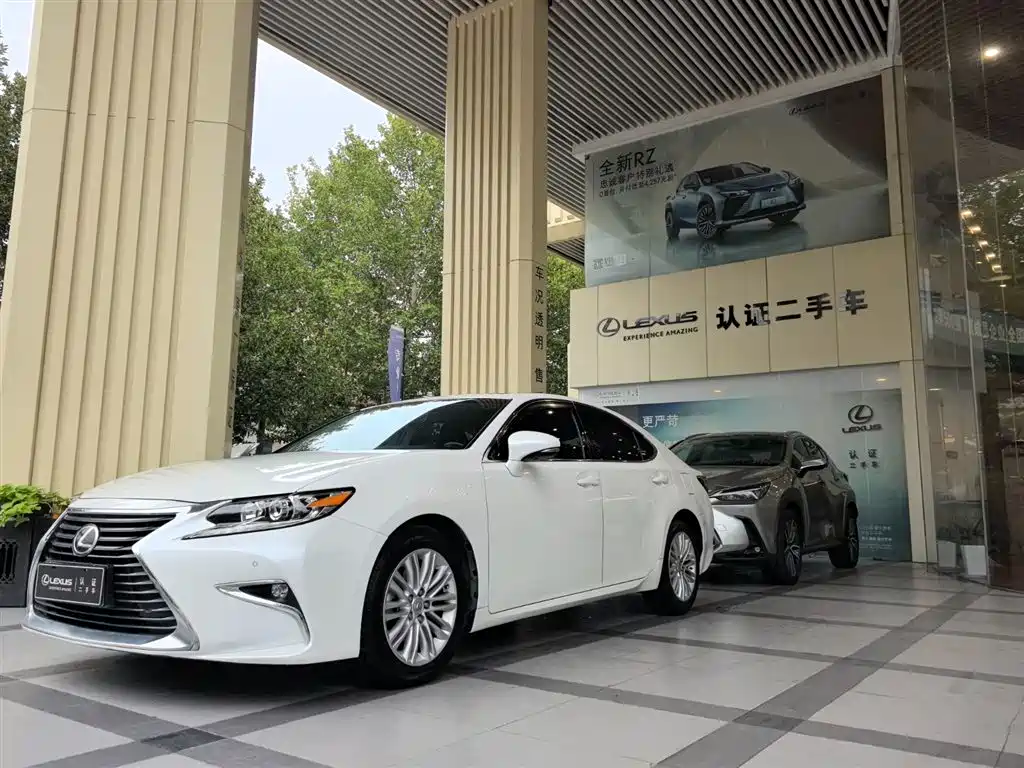 LEXUS  ES