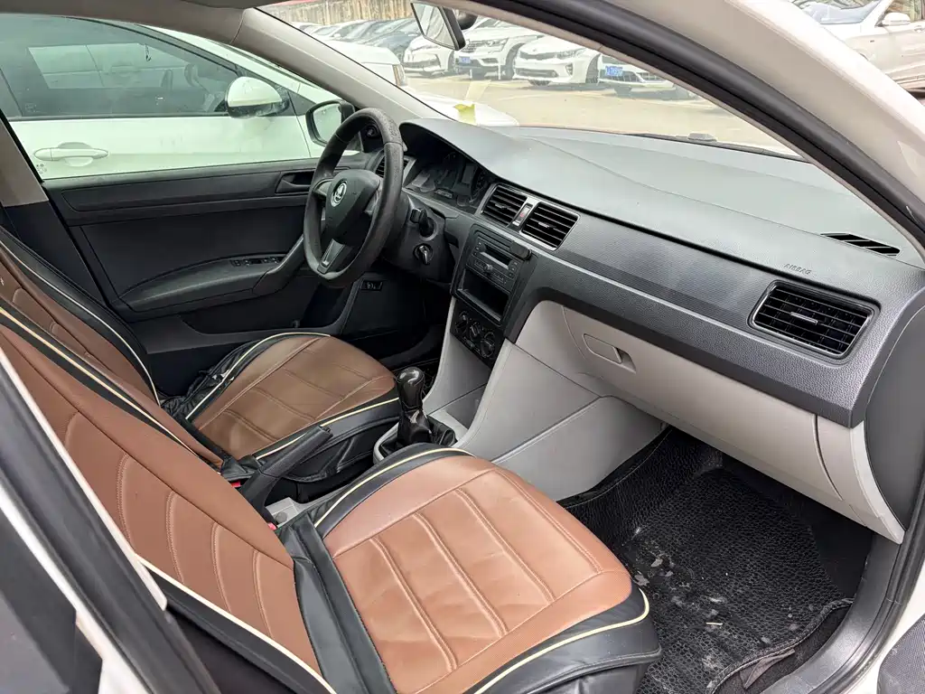 Skoda Rapid — миниатюра 8