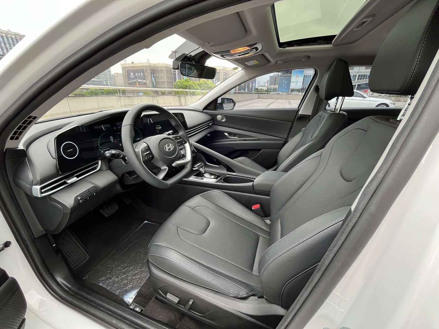 Hyundai Elantra 1.5 л 2025 г. Белый, пробег 9000 км