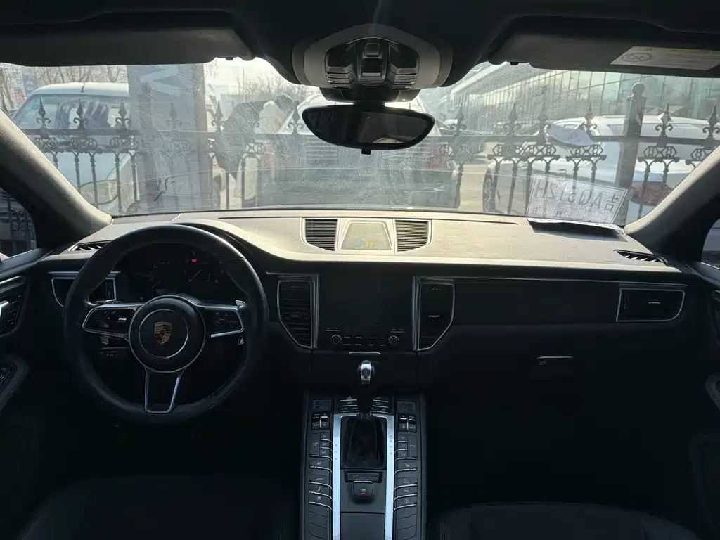 PORSCHE MACAN