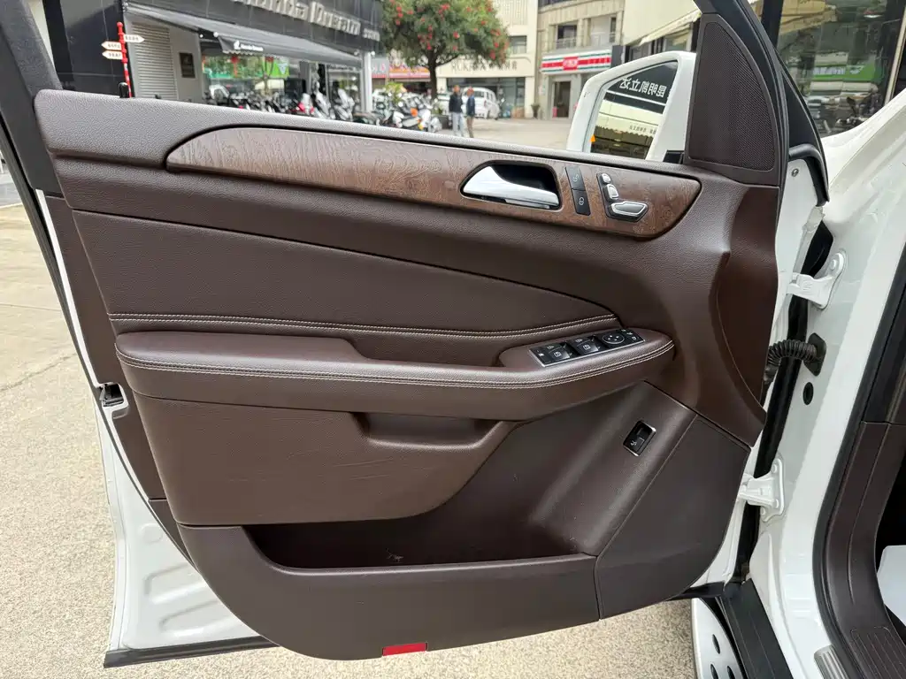 Mercedes-Benz GLE (Import) — миниатюра 19