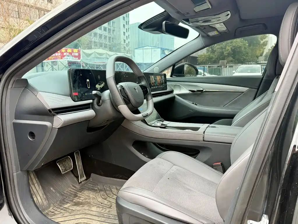 VOYAH LANTU CHASING LIGHT