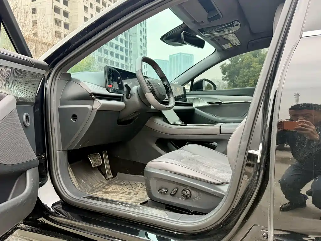 VOYAH LANTU CHASING LIGHT