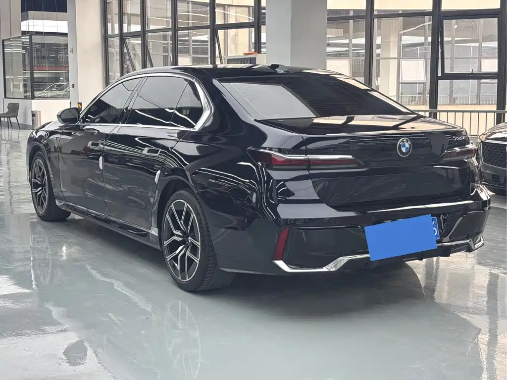 BMW 7 Series — миниатюра 11