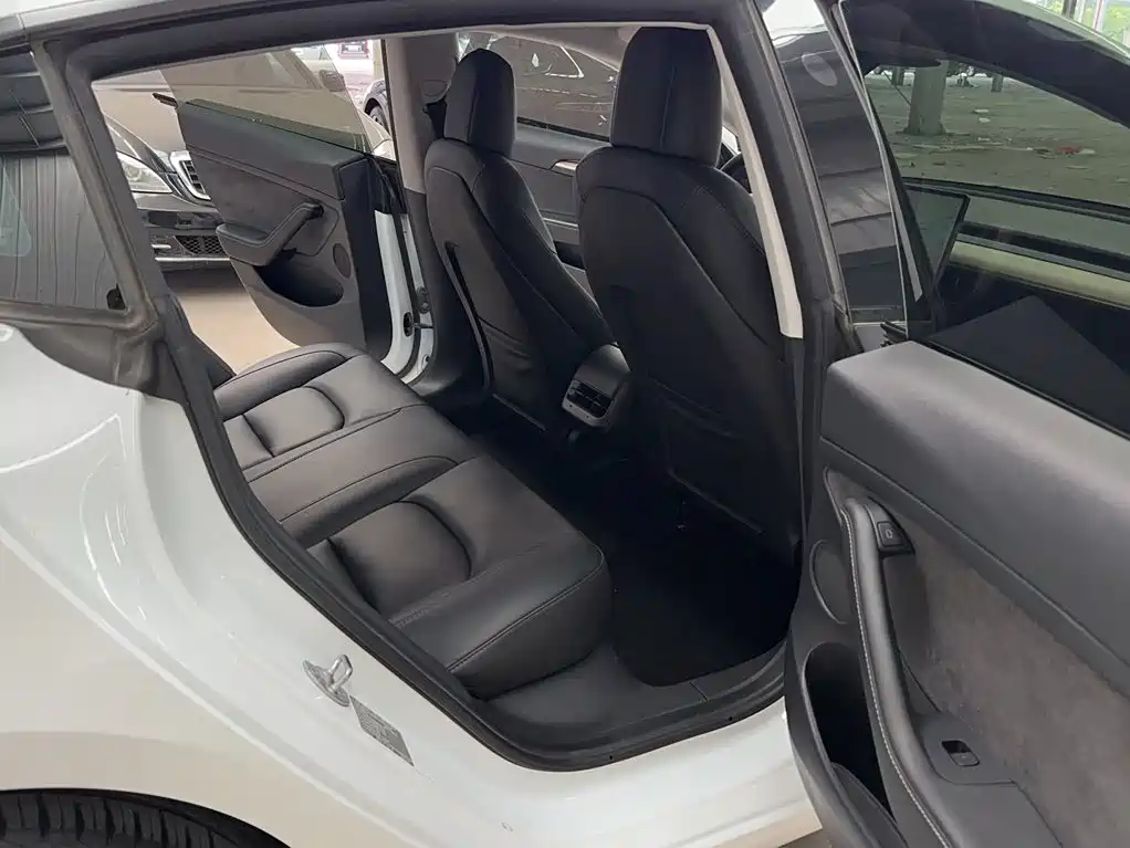 Tesla Model 3 — миниатюра 2