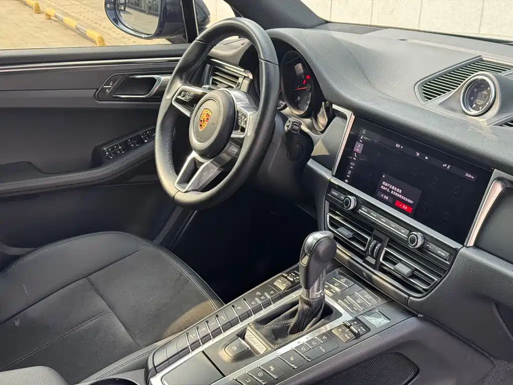 PORSCHE MACAN
