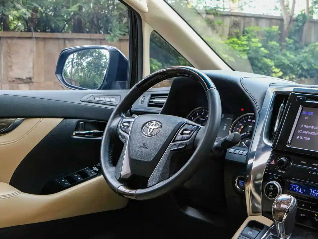 Toyota Alphard — миниатюра 5