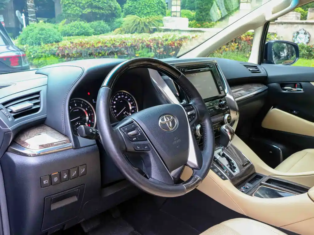 Toyota Alphard — миниатюра 8