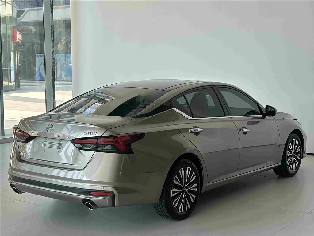 Nissan Teana 2.0 л 2024 г. Серебристо-серый, пробег 11000 км