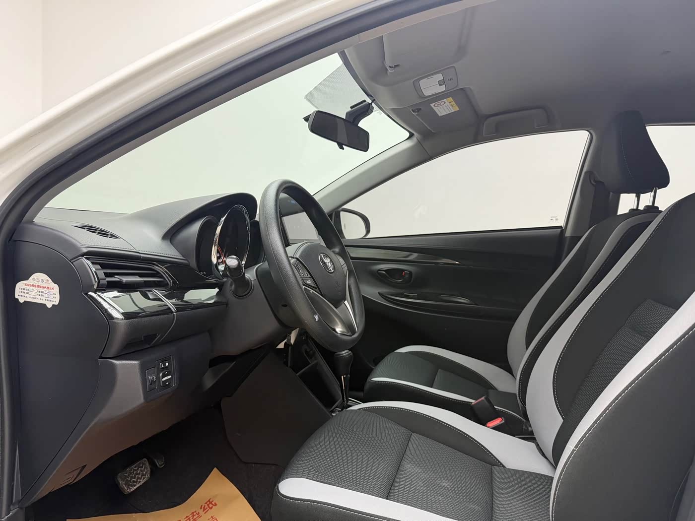 Toyota YARiS L Zhi Xuan 1.5 л 2022 г. Белый, пробег 45000 км