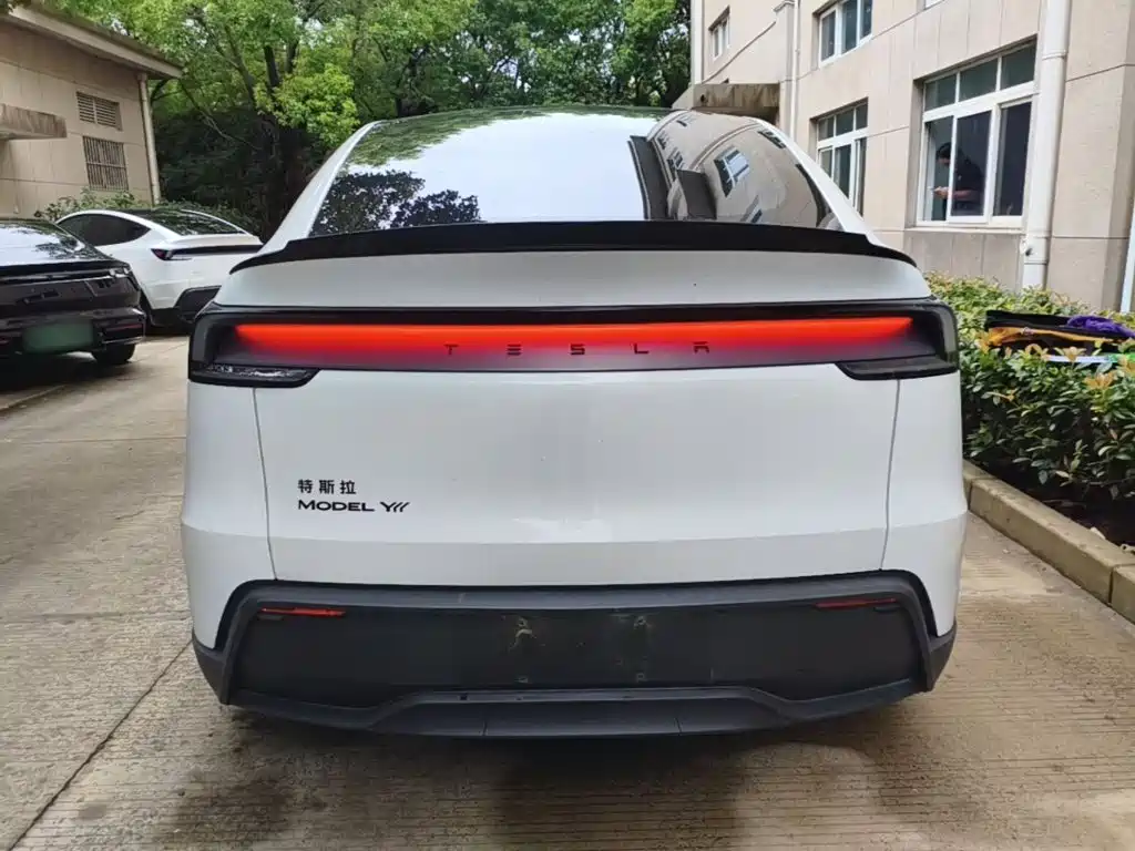 Tesla Model Y L — миниатюра 4