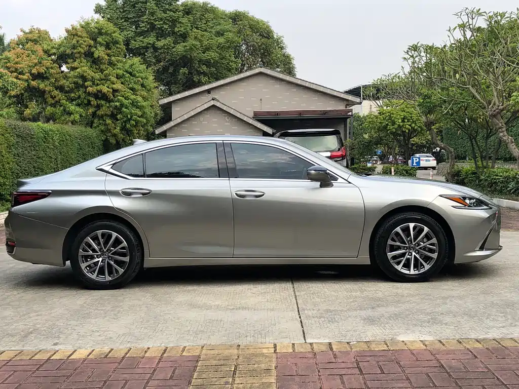 Lexus ES — миниатюра 6