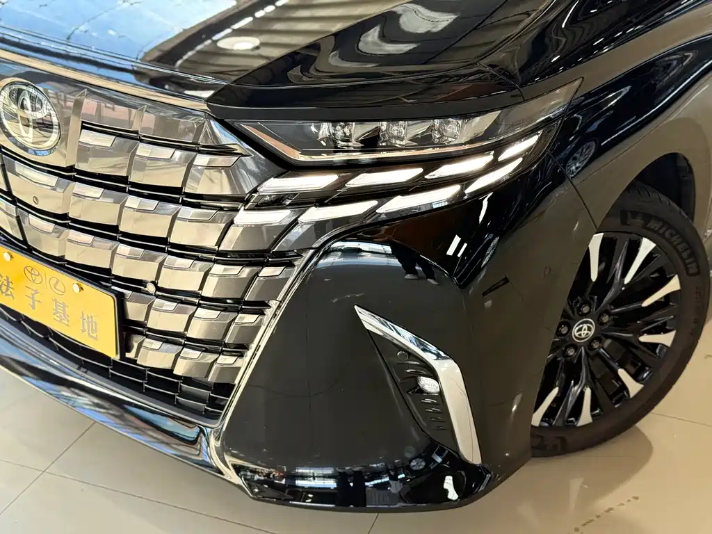 Toyota Alphard — миниатюра 5