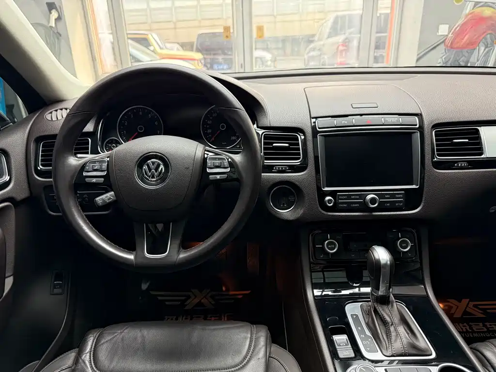 VOLKSWAGEN TOUAREG
