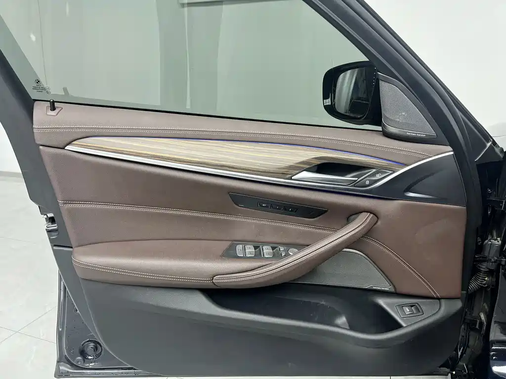 BMW 5 Series — миниатюра 11