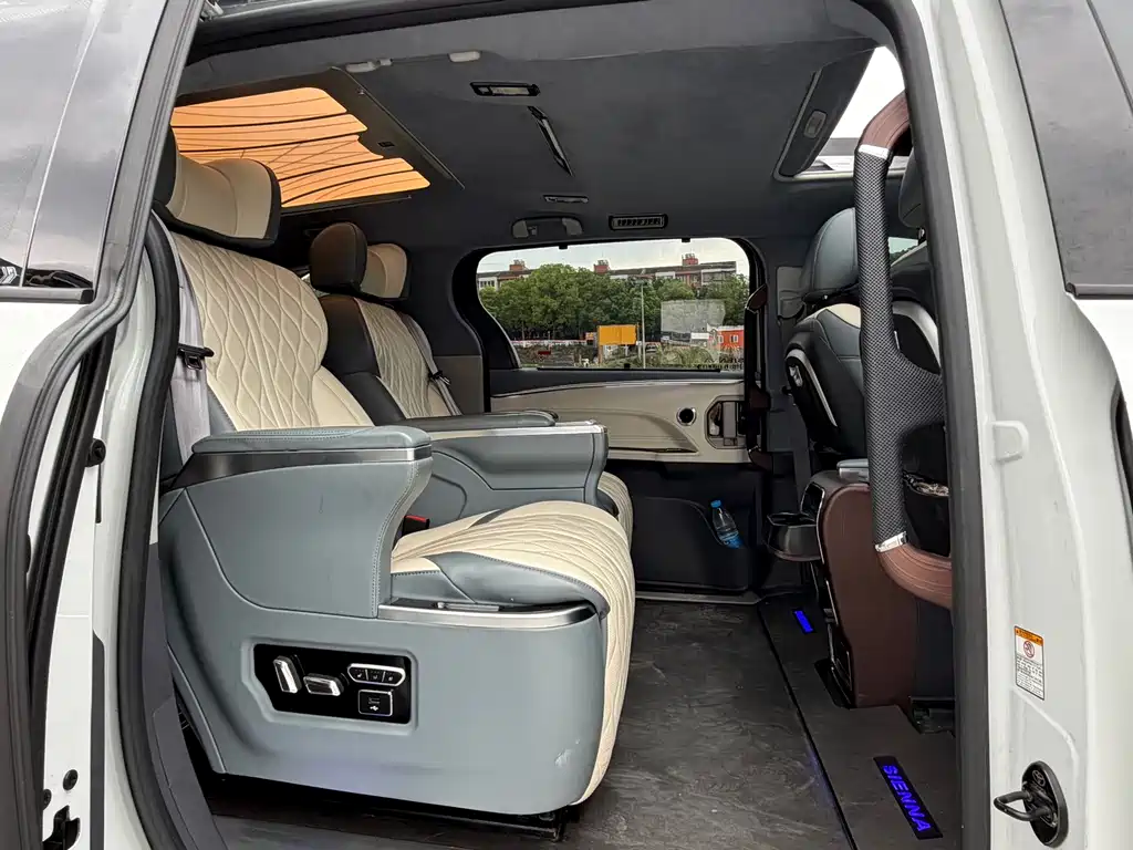 Toyota Sienna — миниатюра 11