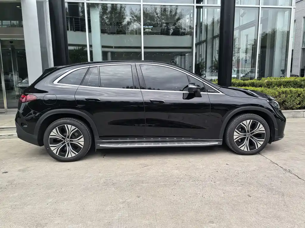 Mercedes-Benz EQE SUV — миниатюра 2