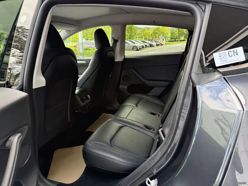 Tesla Model Y — миниатюра 9