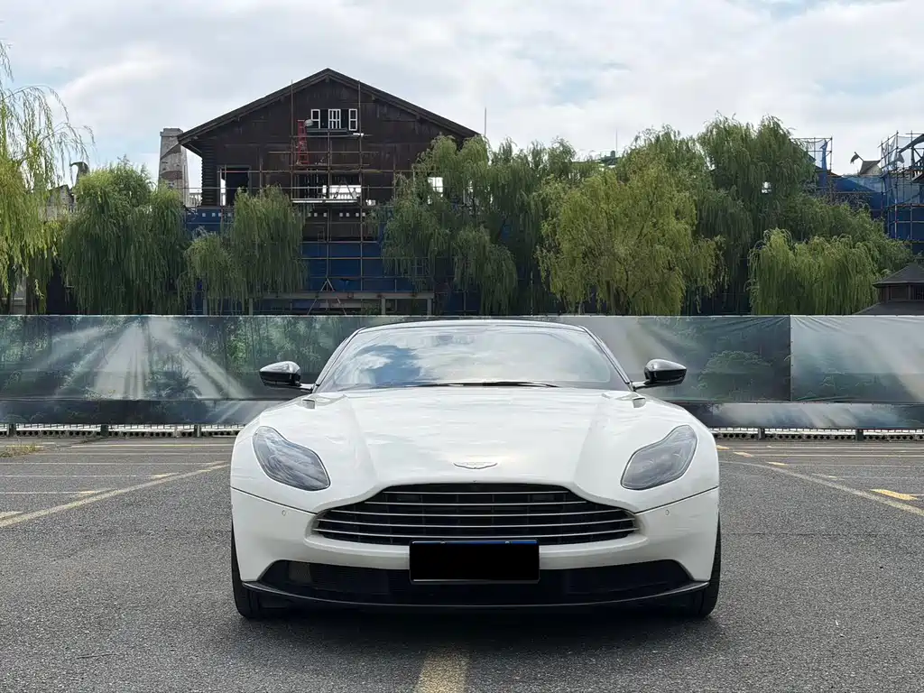 Aston Martin DB11 — миниатюра 2