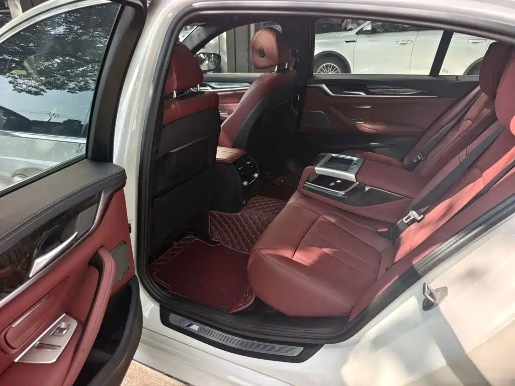 BMW 5 Series — миниатюра 6