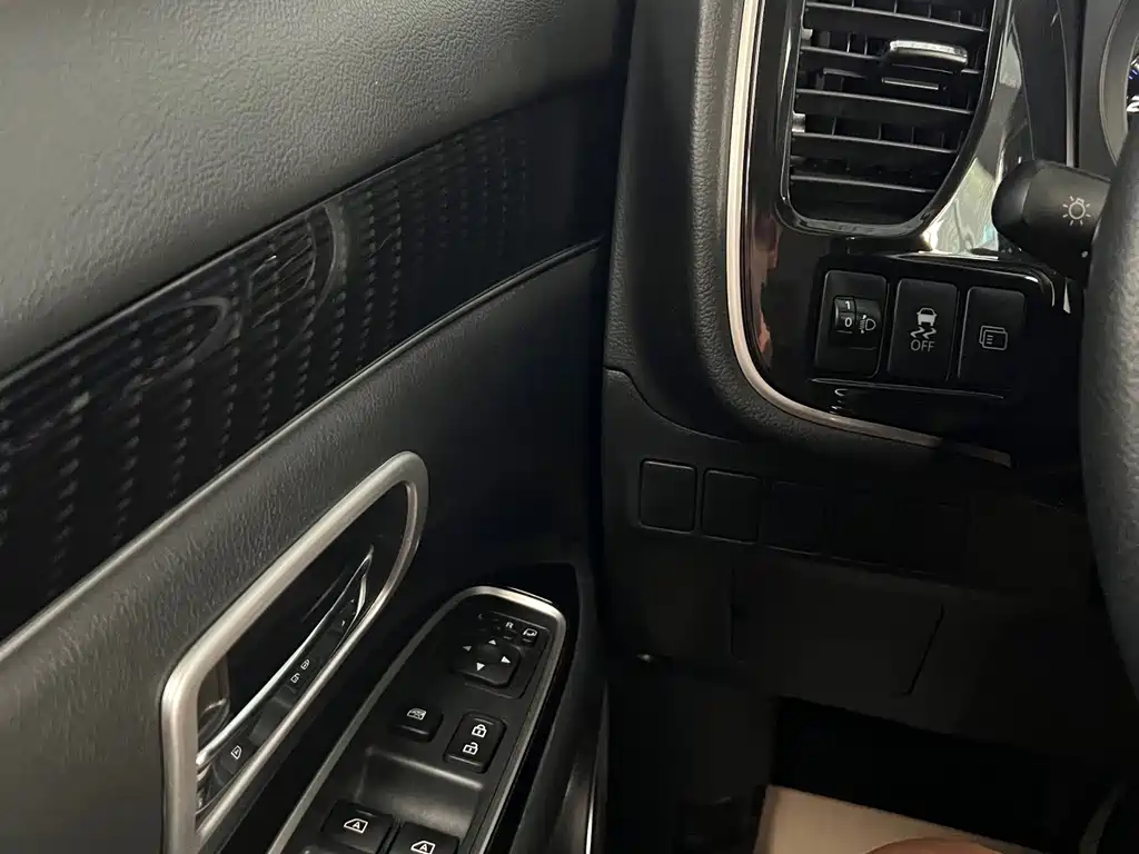 Mitsubishi Outlander — миниатюра 14