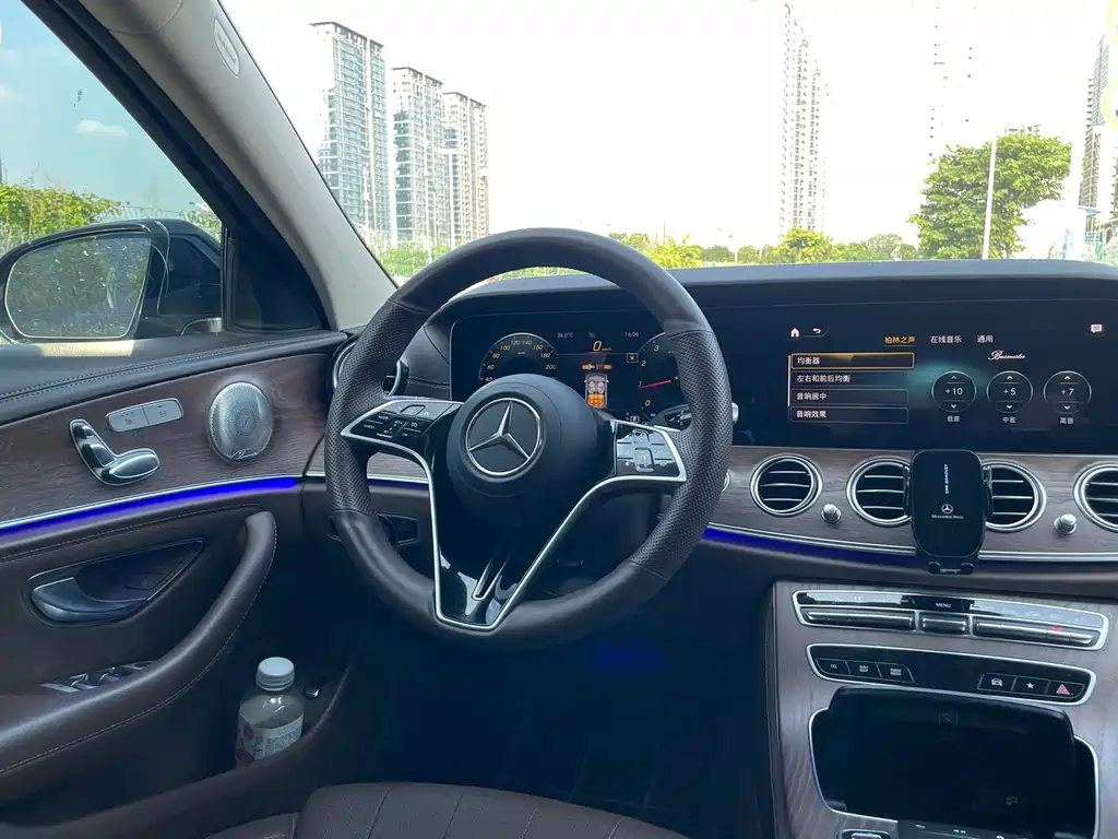Mercedes-Benz E-Class — миниатюра 8