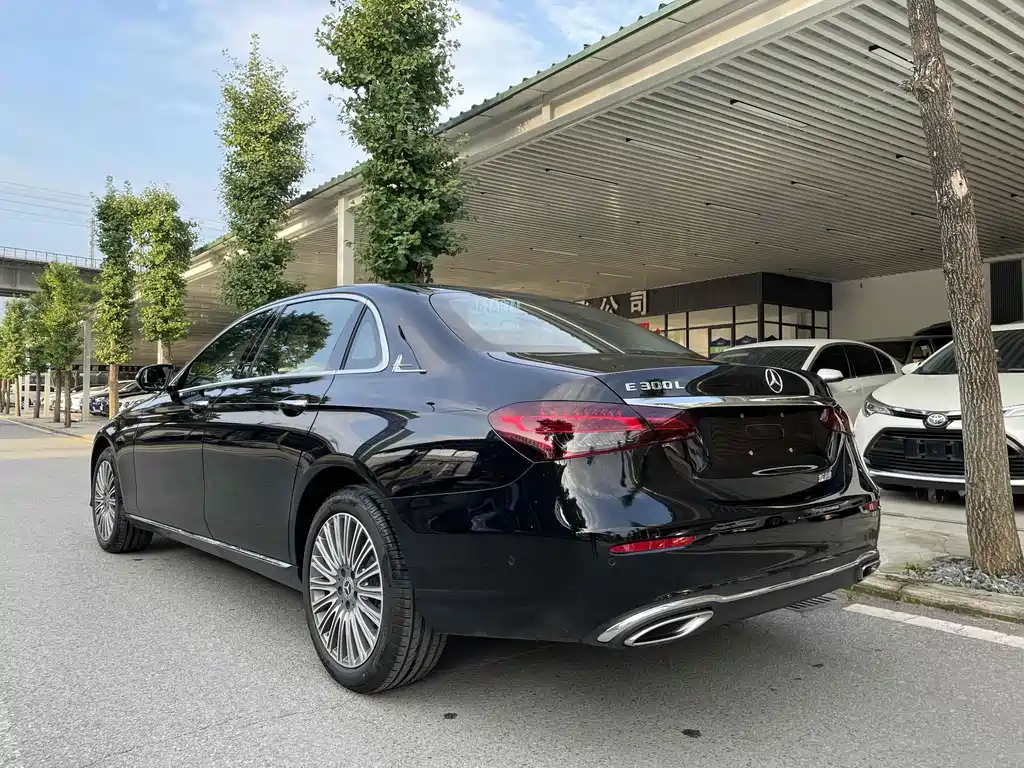 Mercedes-Benz E-Class — миниатюра 10