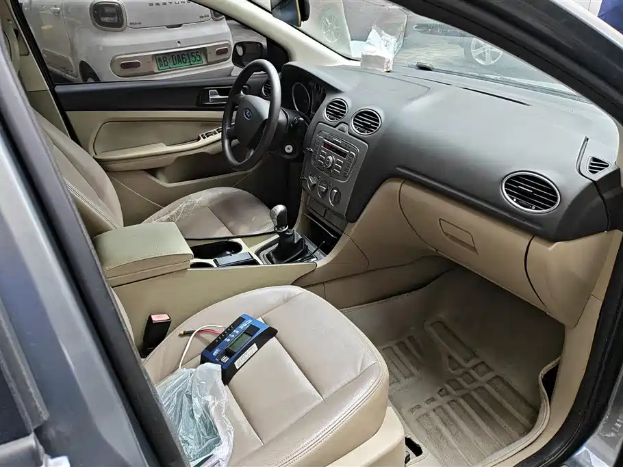 Ford Focus 2012 1.8L MT Fashion