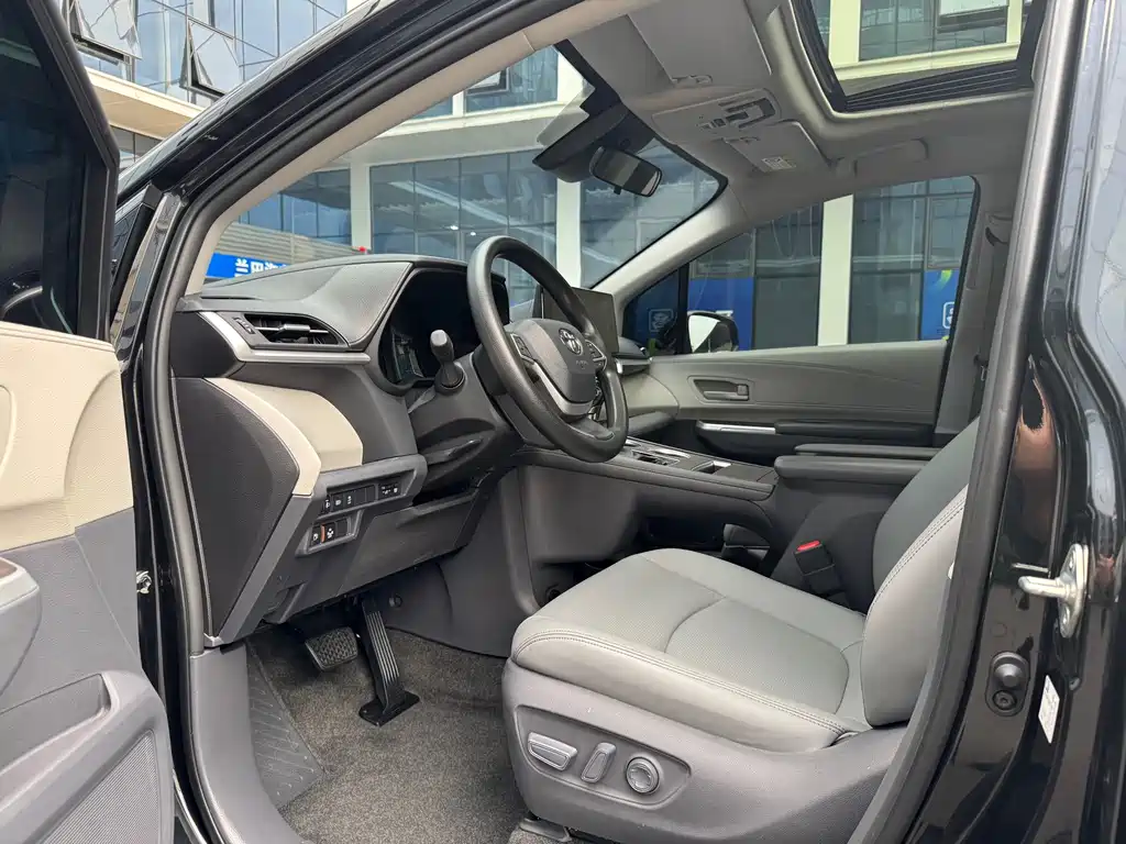 Toyota Granvia — миниатюра 8
