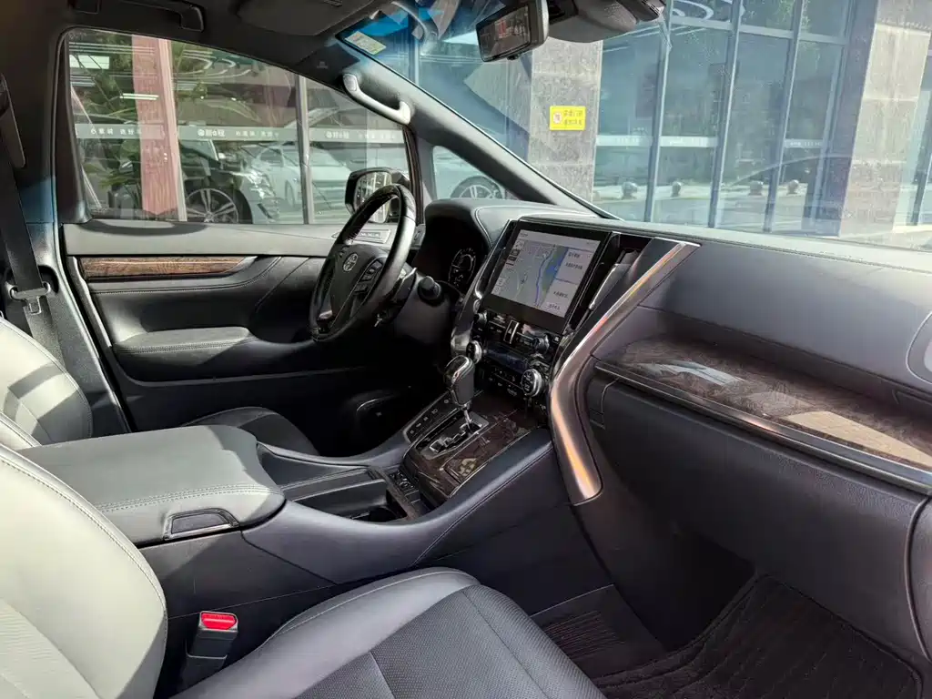 Toyota Vellfire — миниатюра 8
