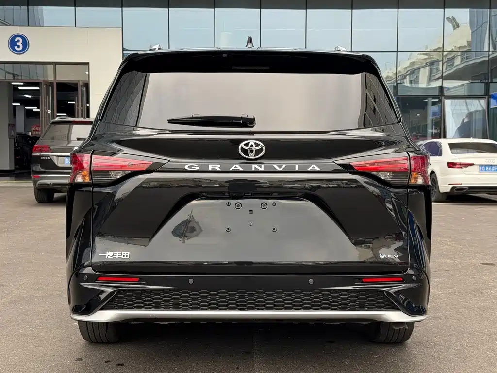 Toyota Granvia — миниатюра 4