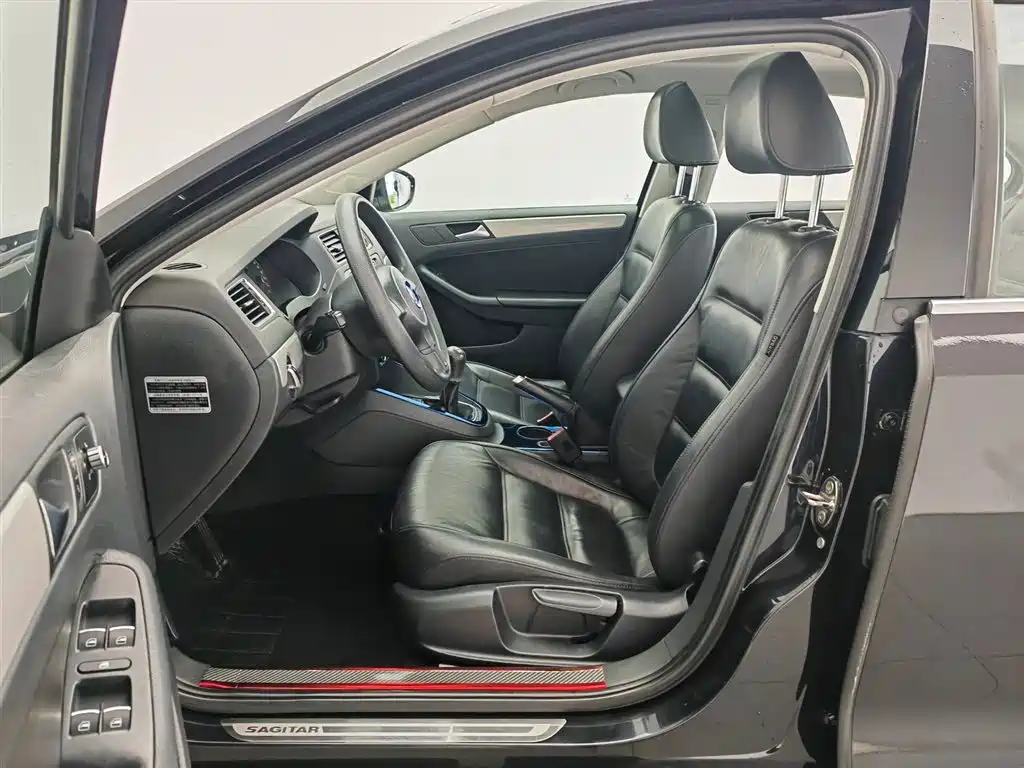 Volkswagen Sagitar 2012 1.6L MT Comfort