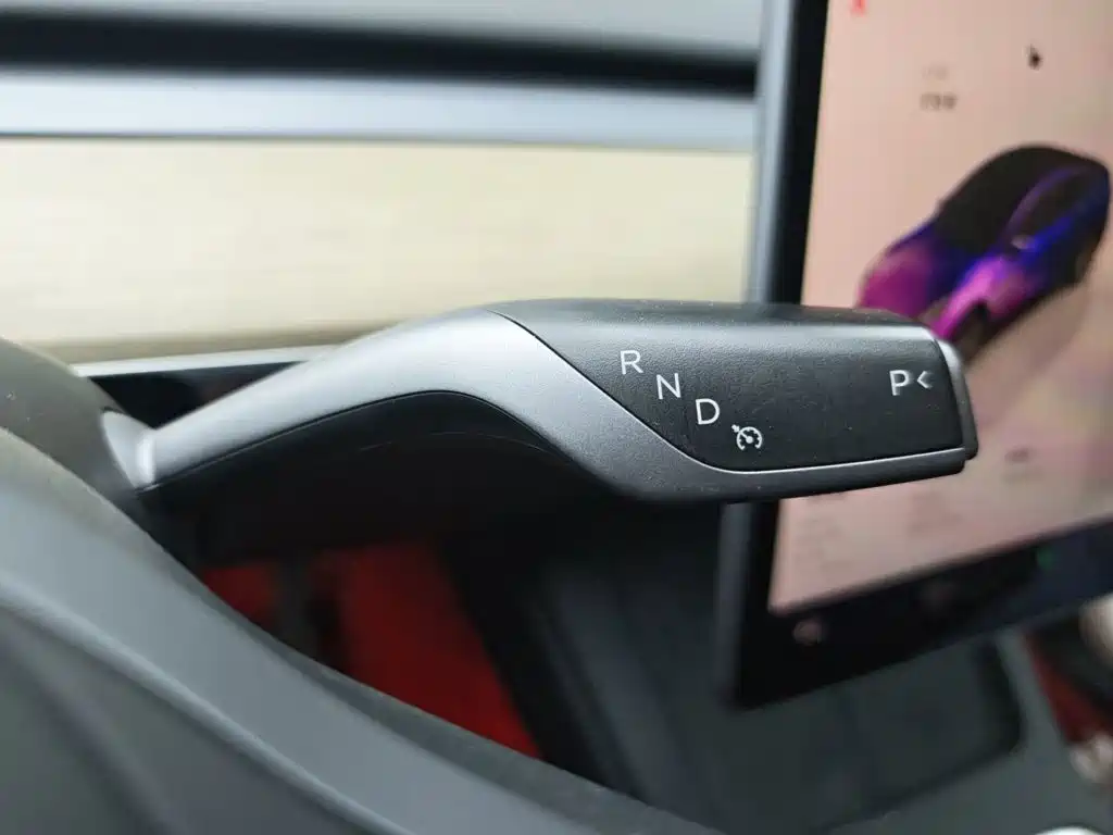 Tesla Model Y — миниатюра 15