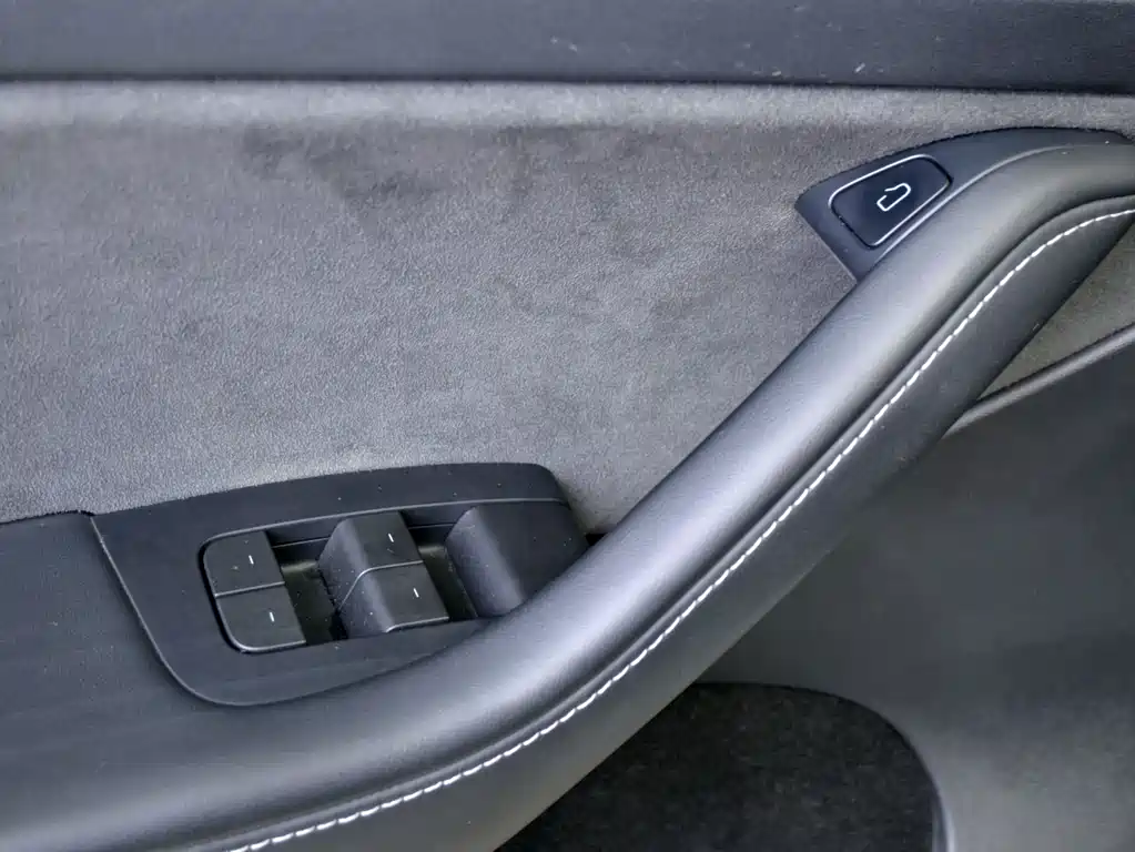 Tesla Model Y — миниатюра 20