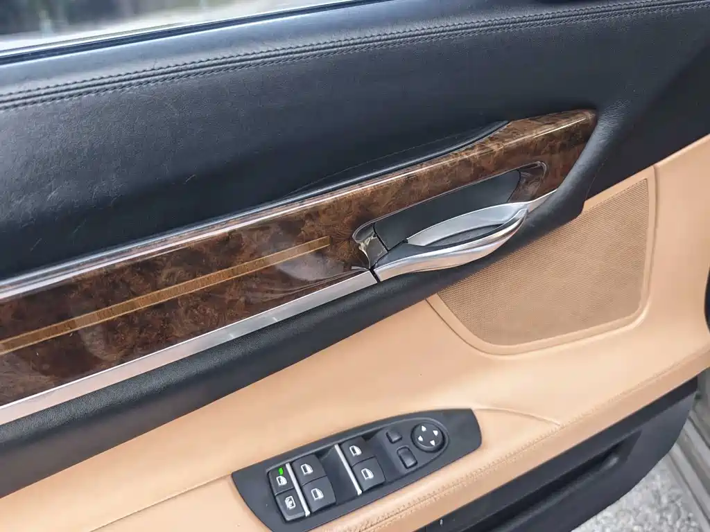 BMW 7 Series — миниатюра 10