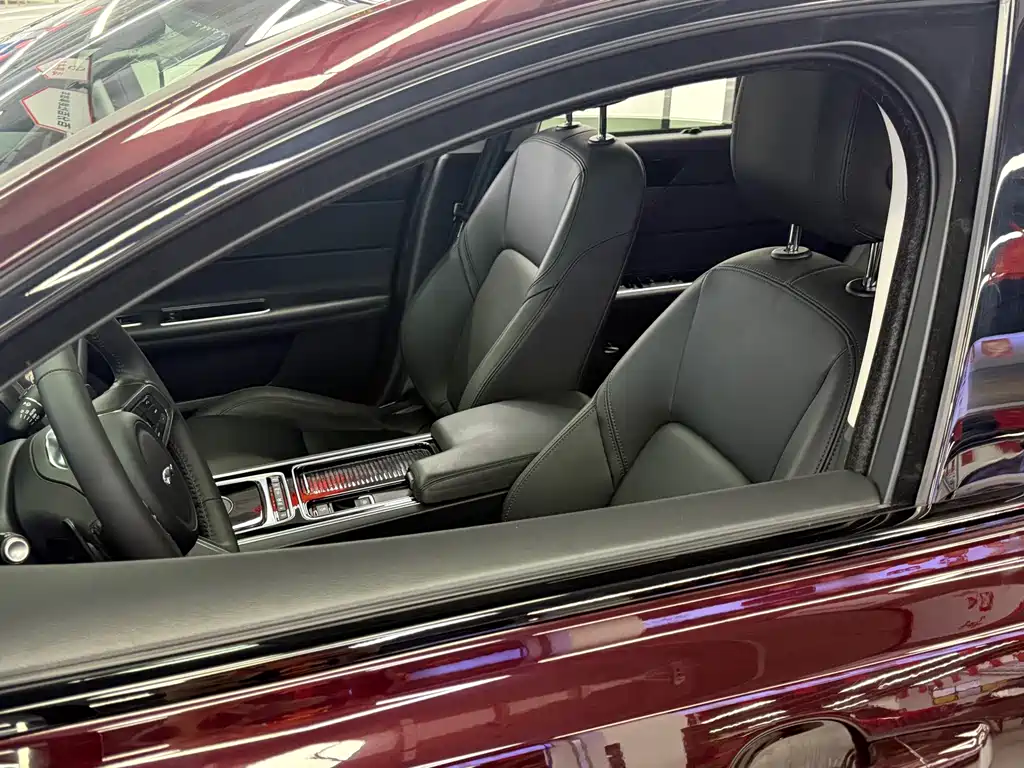 Jaguar XFL — миниатюра 3