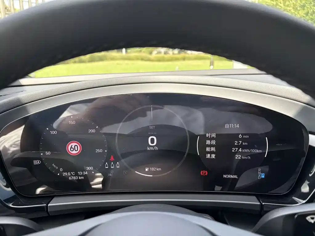 Porsche Macan EV — миниатюра 17