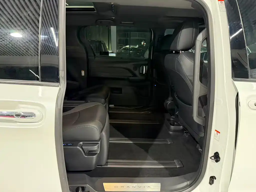 Toyota Granvia — миниатюра 8