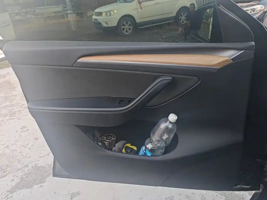 Tesla Model Y — миниатюра 7