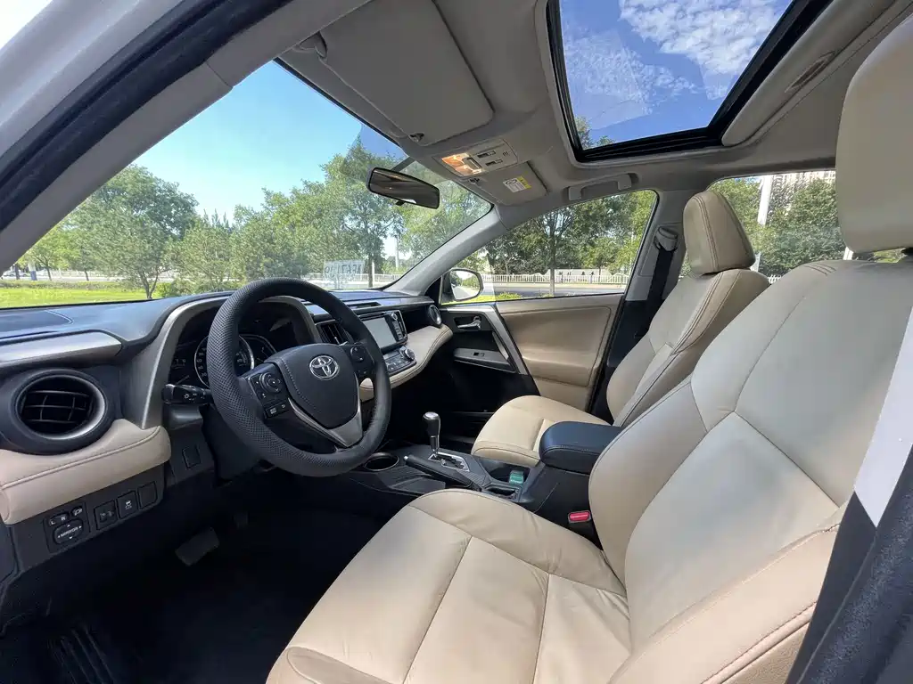 Toyota RAV4 — миниатюра 8