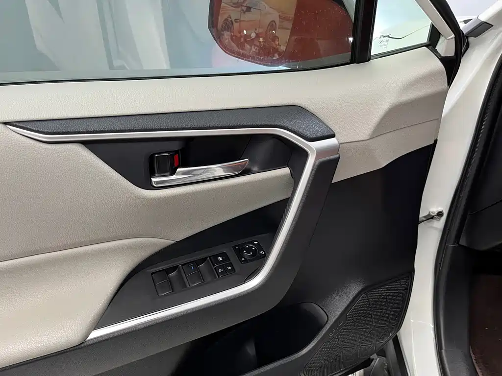 Toyota RAV4 — миниатюра 6