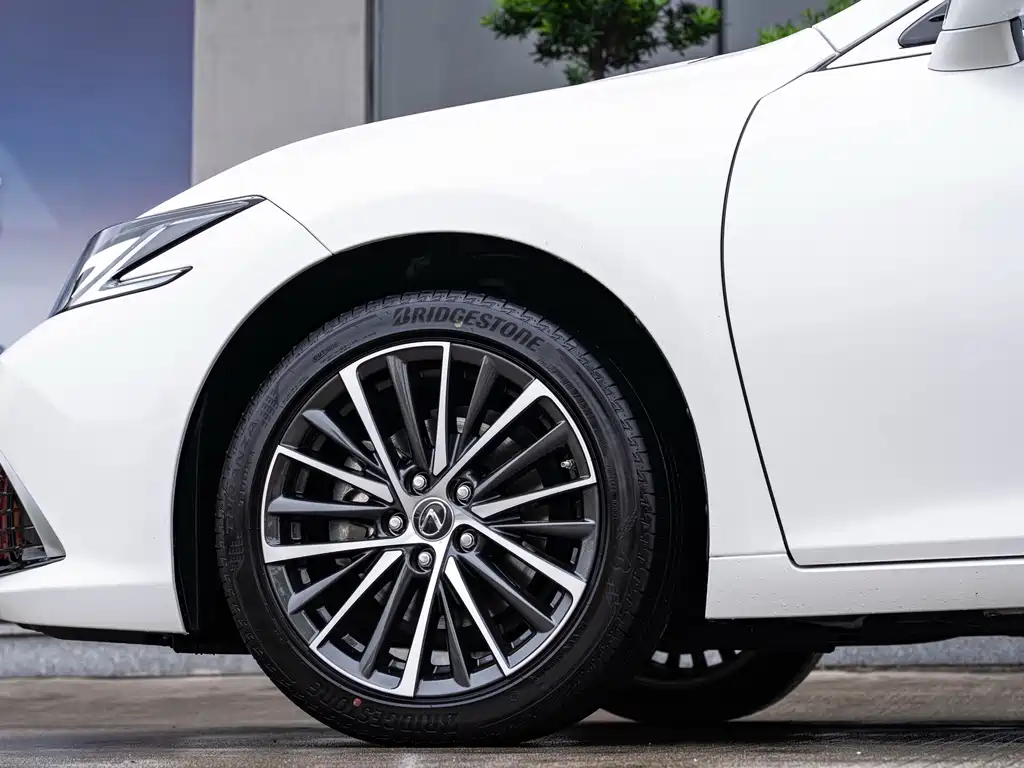 Lexus ES 2025 300h Premium